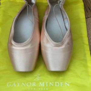 GAYNOR MINDEN Pointe Shoes - Size 8